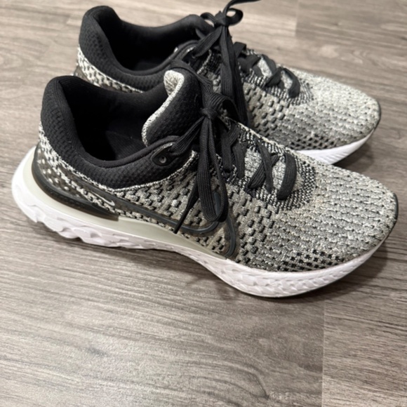 Women's Nike React Infinity Run Flyknit 3 Size 8.5 - Picture 3 of 3